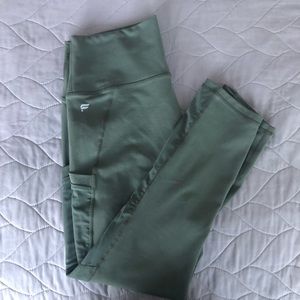 On-the-Go High-Waisted Capri - M